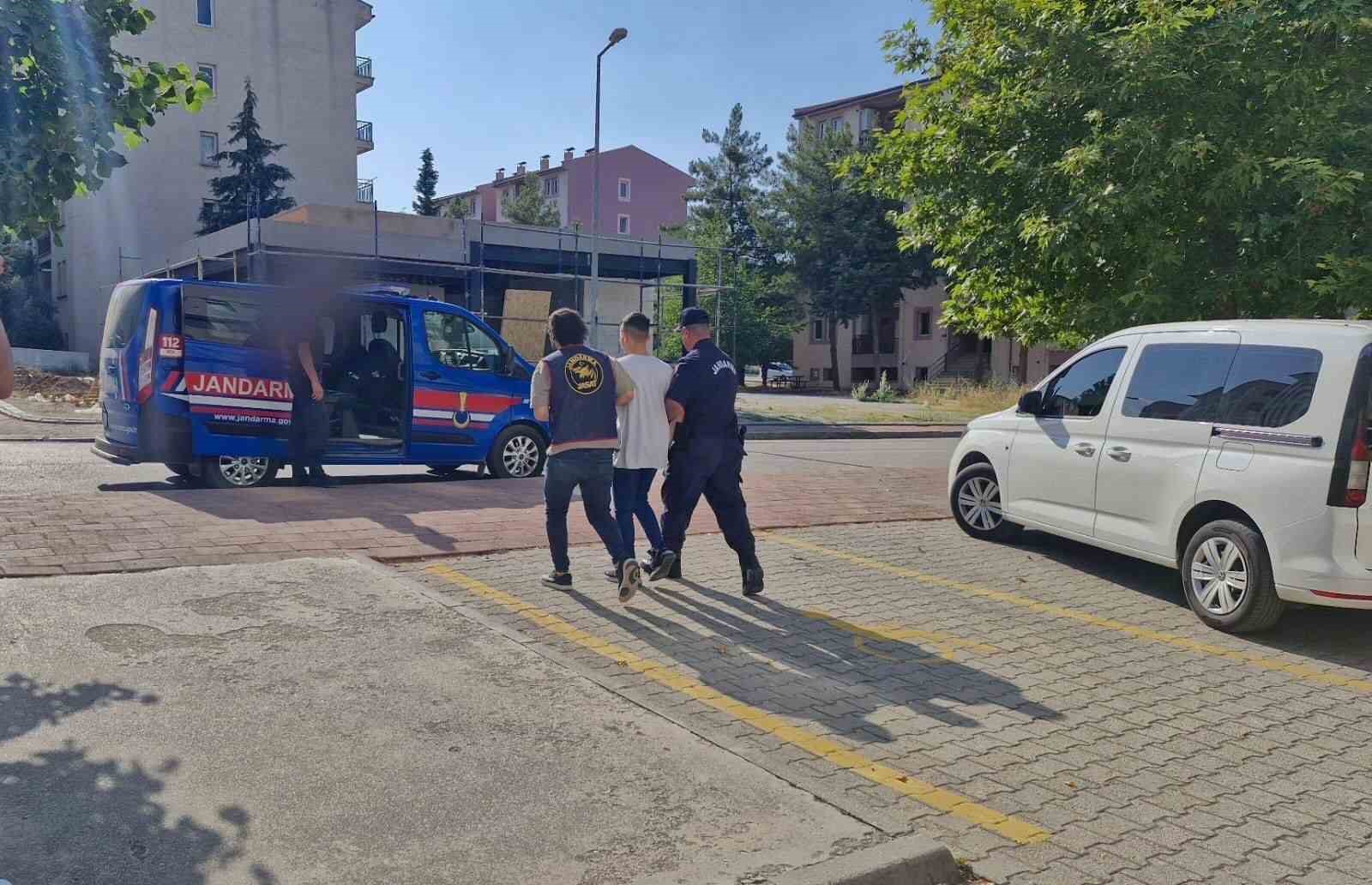 Gen&ccedil; &ccedil;ifte d&uuml;ğ&uuml;n &ouml;ncesi b&uuml;y&uuml;k şok; Eve bıraktıkları 850 bin liralık takıları bir &ccedil;ocuk tarafından &ccedil;alındı
