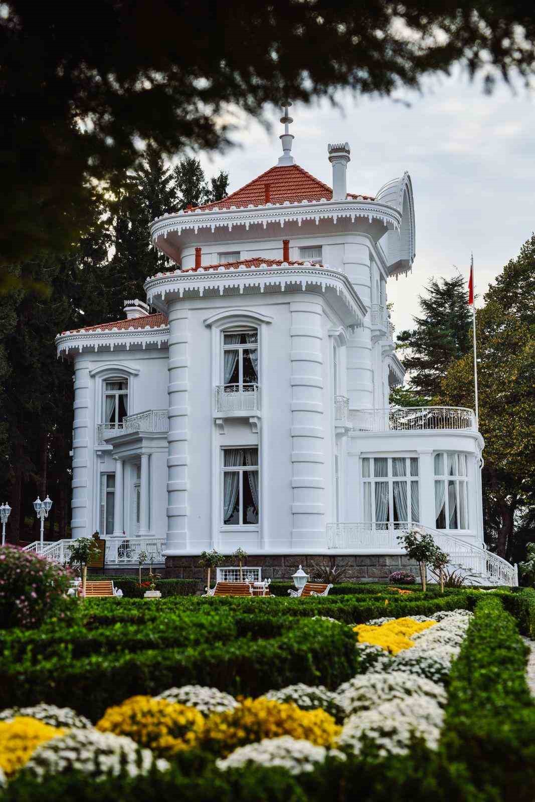 Trabzon&rsquo;da m&uuml;zelere ve tarihi yapılara yoğun ilgi
