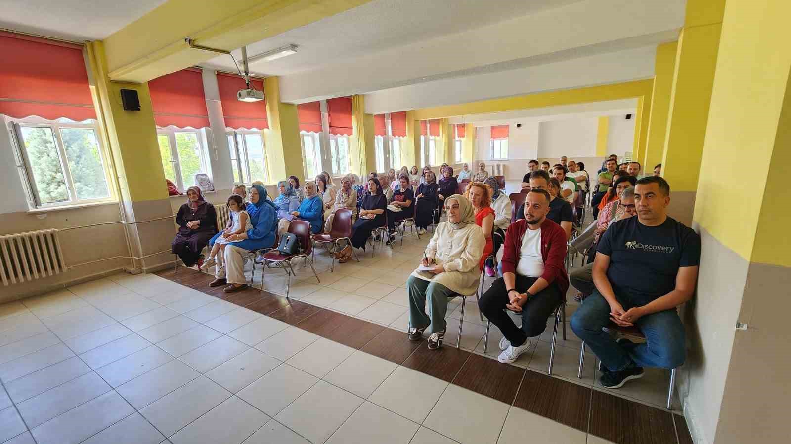 K&uuml;tahya MEM M&uuml;d&uuml;r&uuml; Yılmaz, &ouml;ğretmenlerle bir araya geldi
