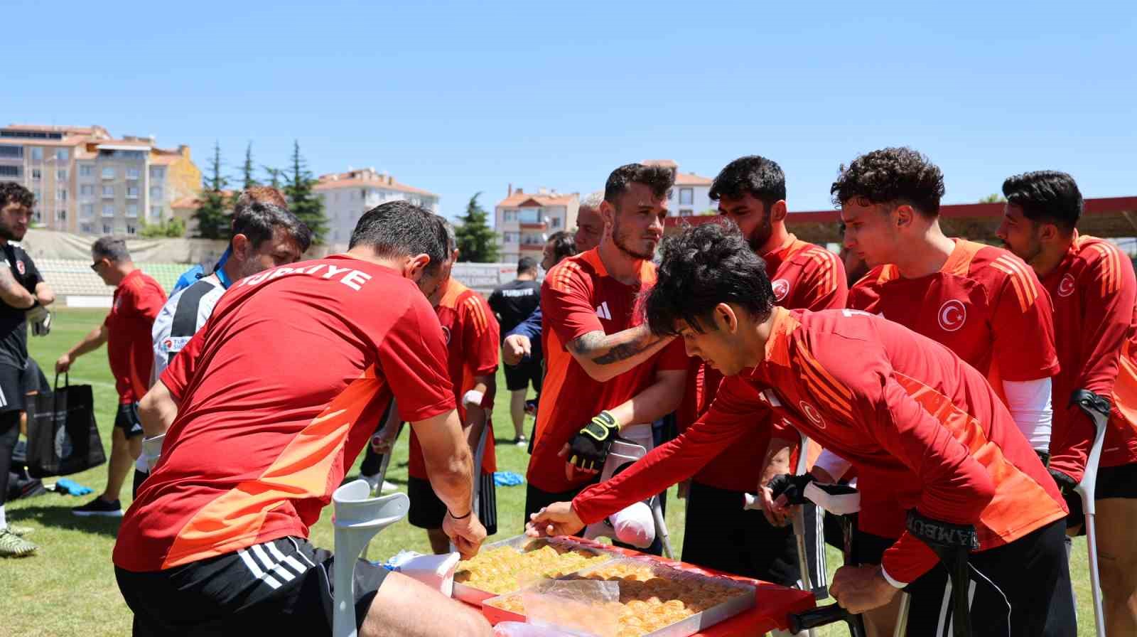 Ampute Milli Takımı, Uluslar Ligi &ouml;ncesinde y&ouml;resel tatlı ikramıyla enerji depoladı
