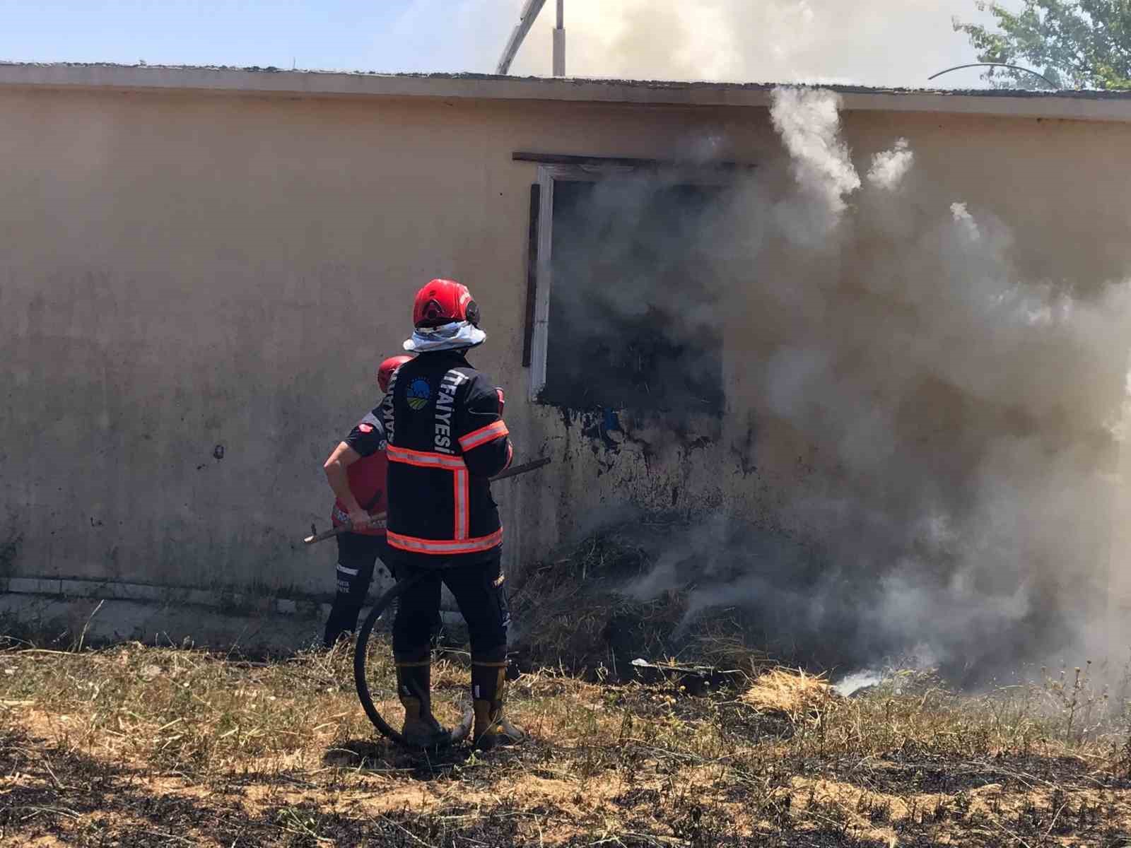 Samanlık deposunda yangın: 200 balya saman kül oldu