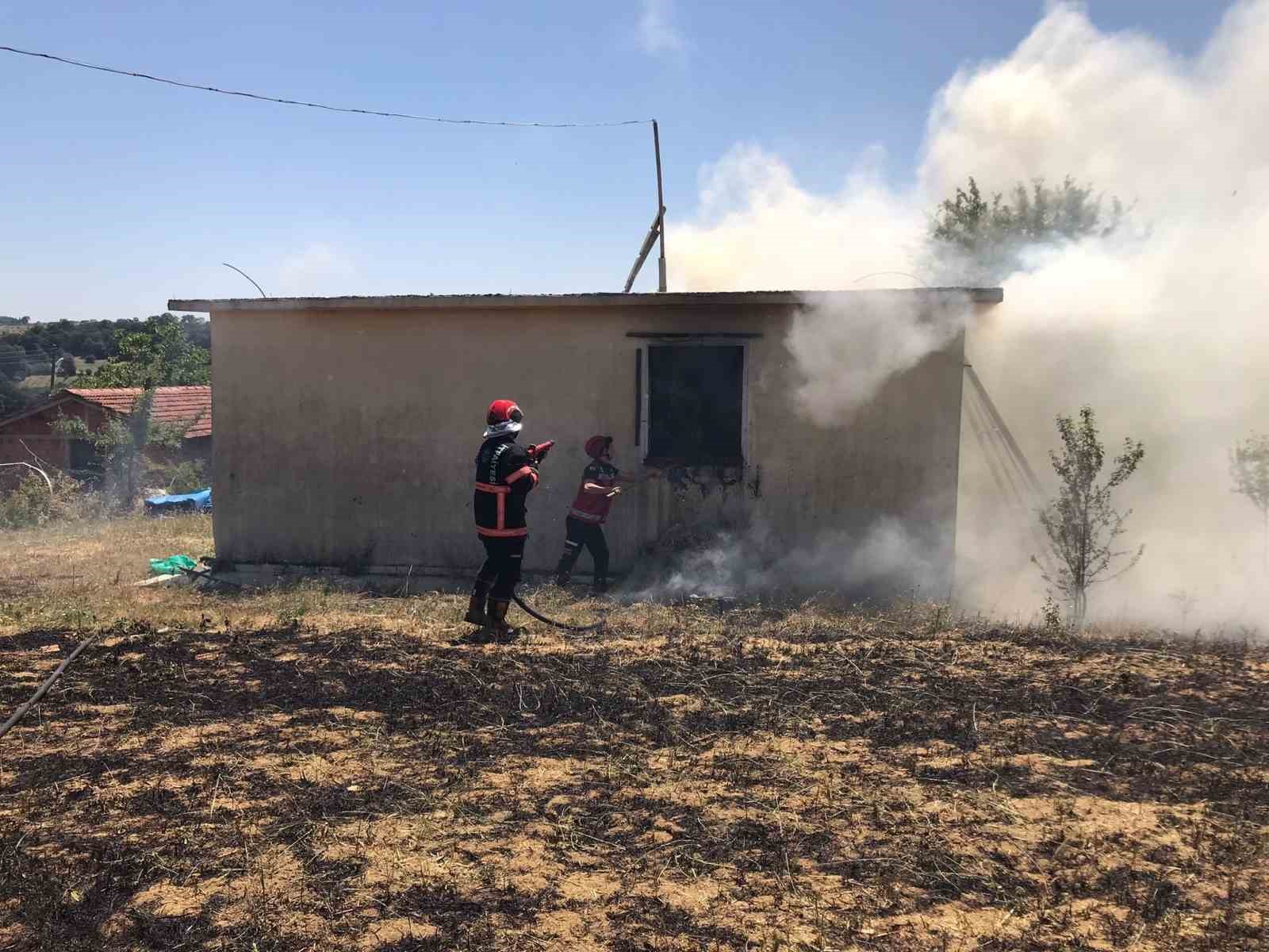 Samanlık deposunda yangın: 200 balya saman k&uuml;l oldu
