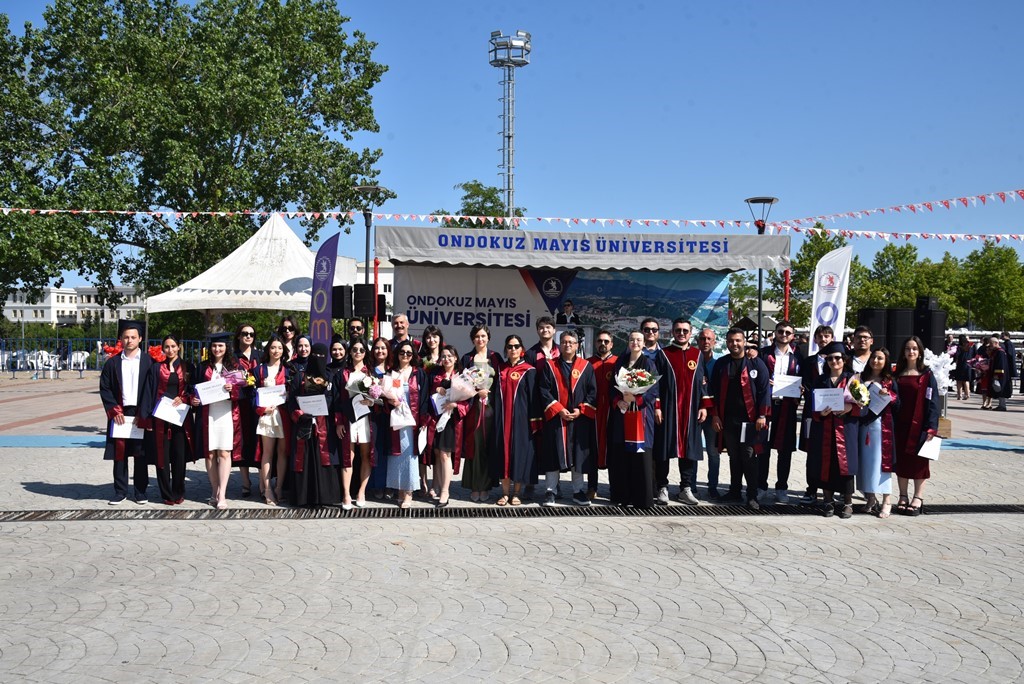 OM&Uuml; Fen Fak&uuml;ltesi&rsquo;nde mezuniyet coşkusu
