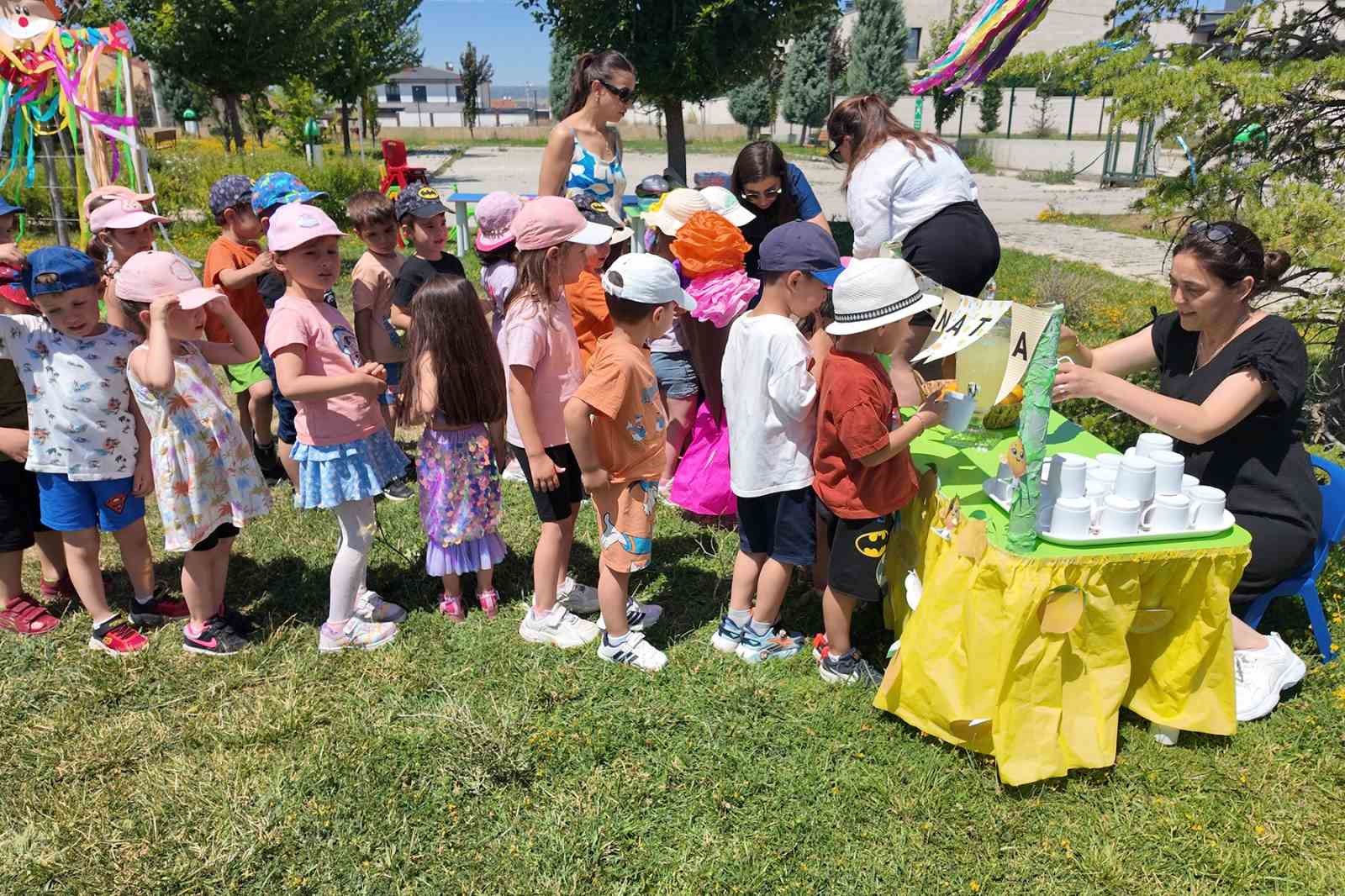 Eğitim-öğretim yılına dondurma şenliğiyle veda ettiler