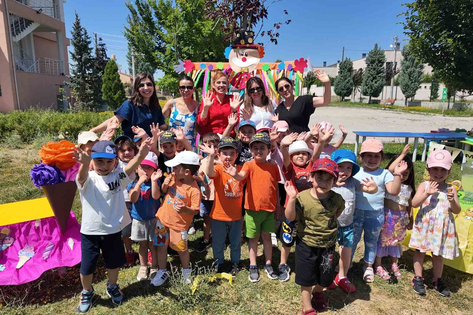 Eğitim-&ouml;ğretim yılına dondurma şenliğiyle veda ettiler
