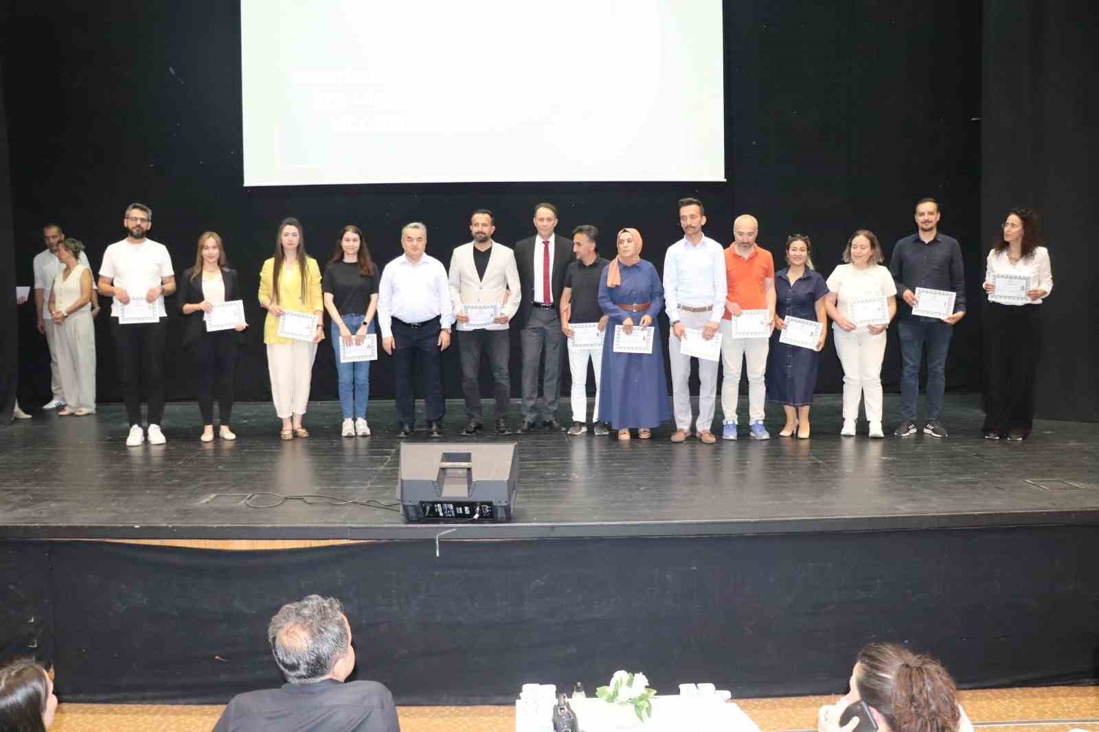 Boz&uuml;y&uuml;k&rsquo;te &ouml;ğretmenlere başarı belgesi
