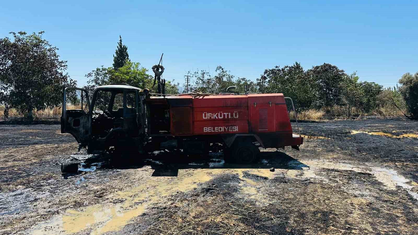 Arazi yangınında alevlerin arasında kalan itfaiye aracı yandı