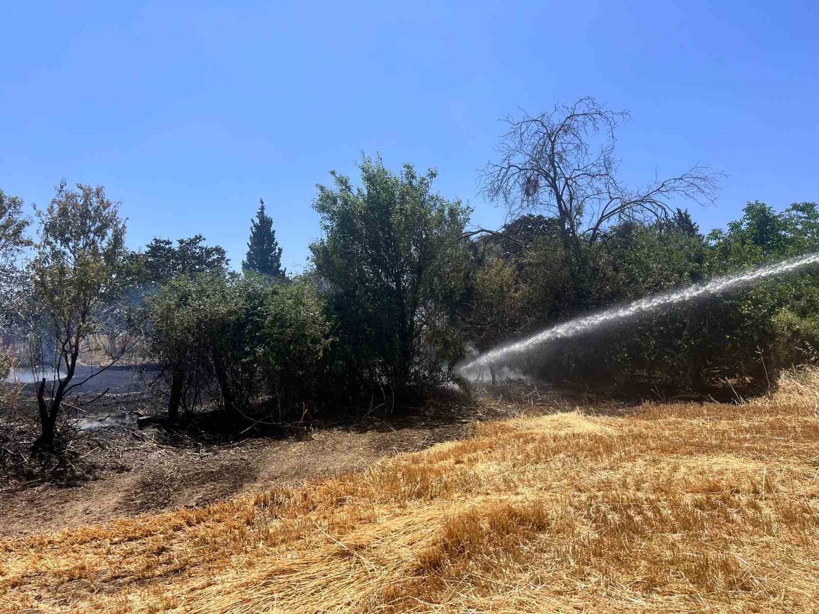 Arazi yangınında alevlerin arasında kalan itfaiye aracı yandı
