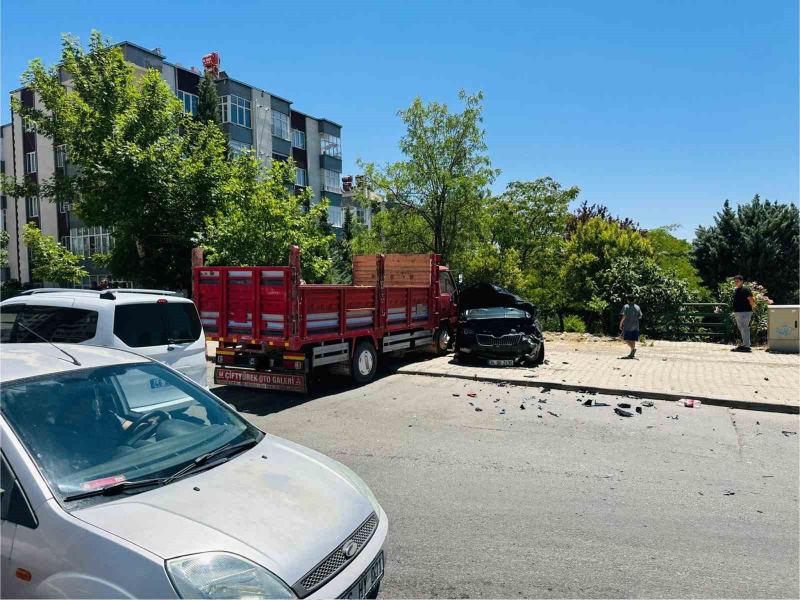 Kahramanmaraş&rsquo;ta trafik kazası:  3 yaralı
