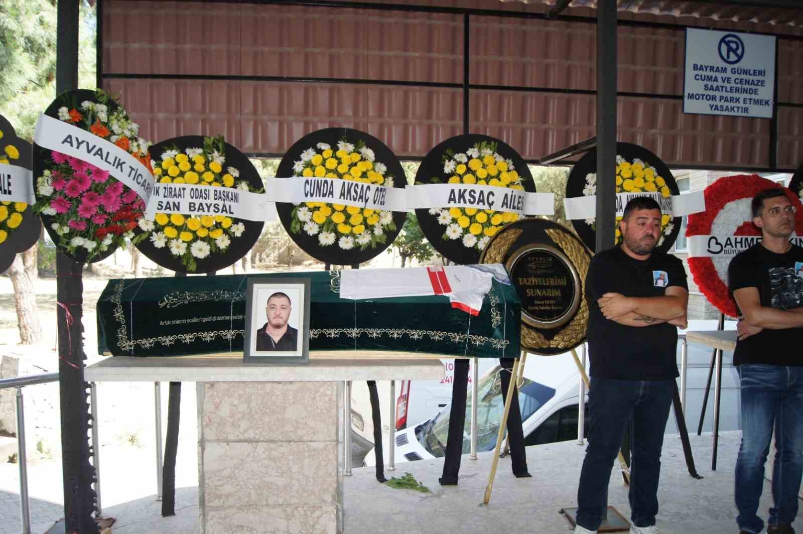 Ayvalık&rsquo;ta gen&ccedil; iş insanı Murat Ustalı g&ouml;zyaşlarıyla son yolculuğuna uğurlandı
