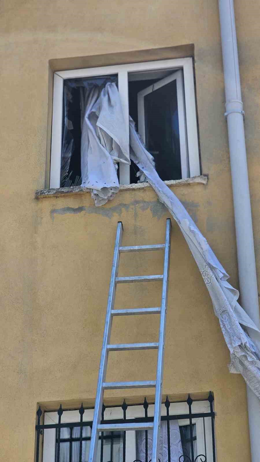 Apartmanda korkutan patlama: 1&rsquo;i ağır, 5 yaralı
