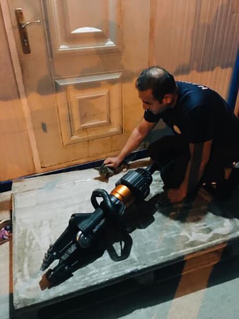 Kalbi duran yavru kediye y&uuml;rek ısıtan kalp masajı
