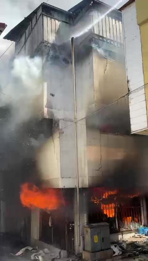 Tarihi &ccedil;arşıda &ccedil;ıkan yangında zaman karşı m&uuml;cadele veriliyor

