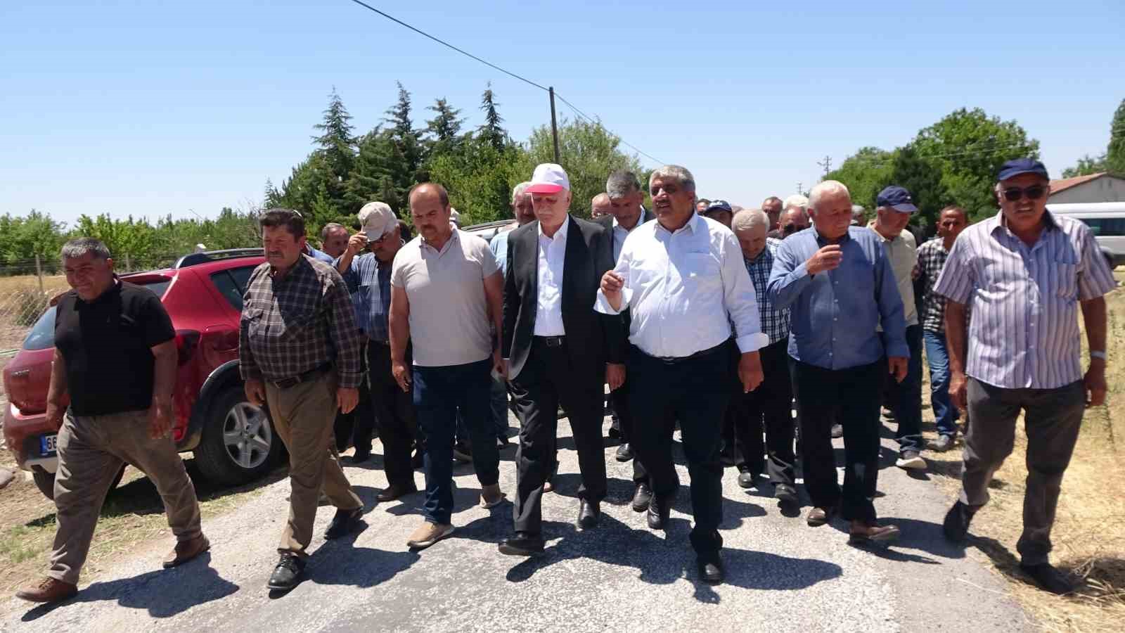 TZOB Başkanı, dolu sonrası zarar g&ouml;ren tarlaları inceledi
