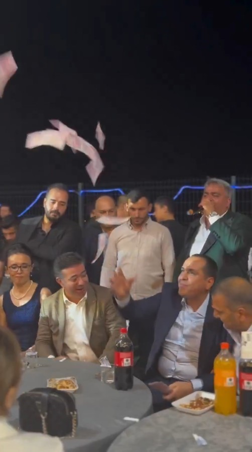 Şanlıurfa’da belediye başkanlarının düğünde para saçması tepki çekti
