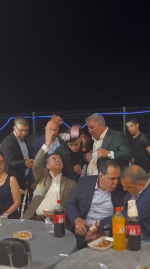 Şanlıurfa&rsquo;da belediye başkanlarının d&uuml;ğ&uuml;nde para sa&ccedil;ması tepki &ccedil;ekti
