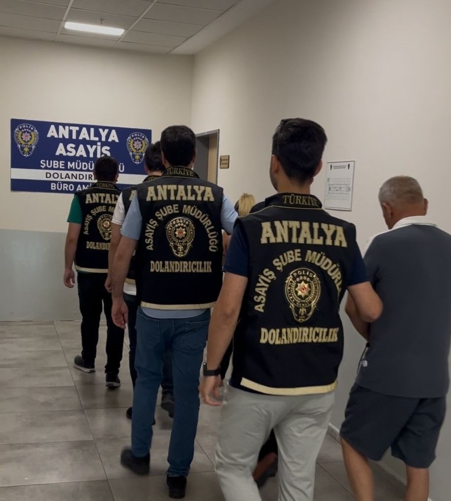 Antalya’da sahte altınla kuyumcuları dolandıran 4 şüpheli yakalandı