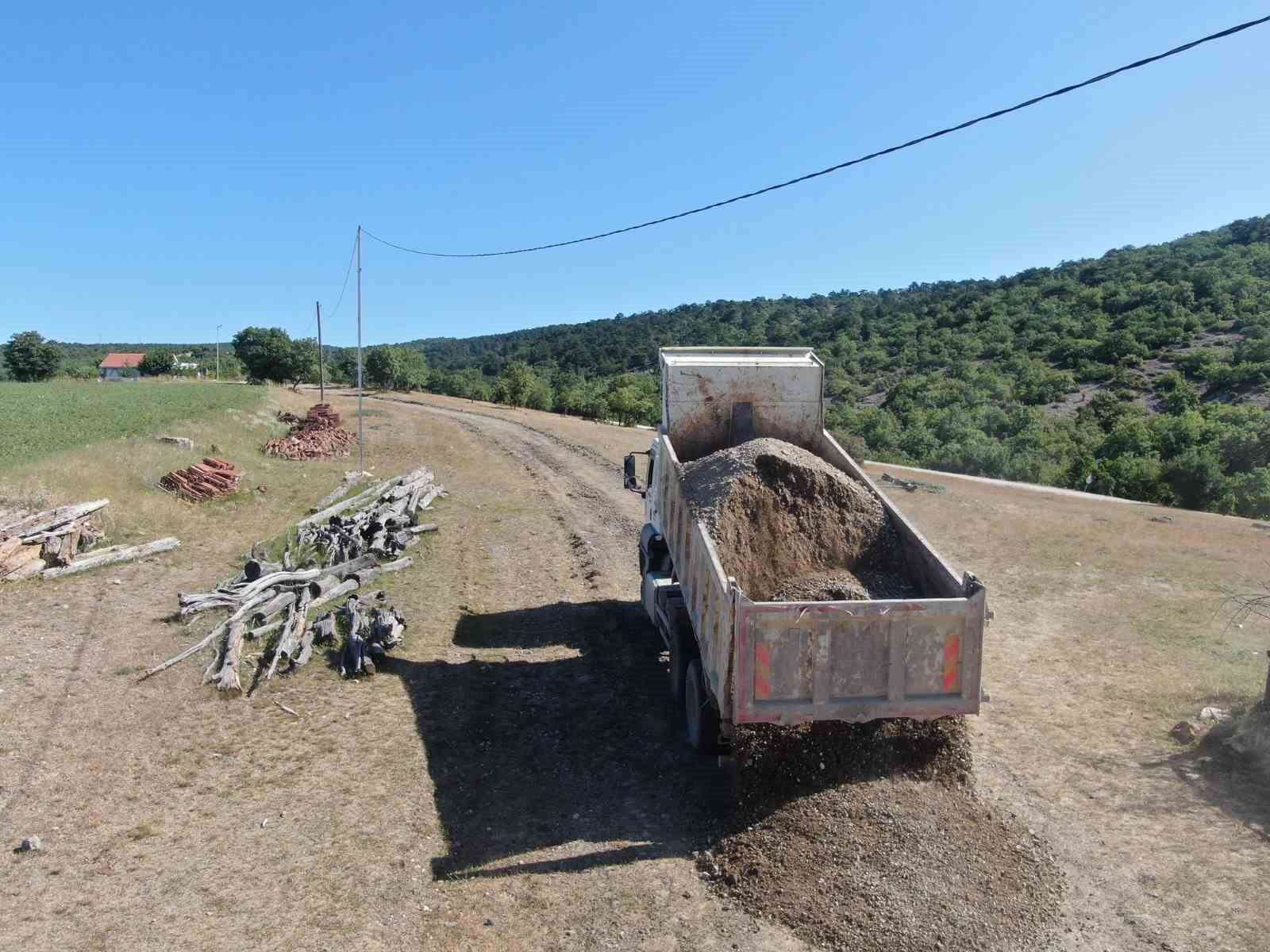 İn&ouml;n&uuml;&rsquo;de dış mahalle yolları yapımı devam ediyor
