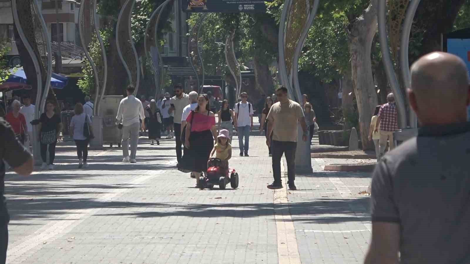 Yalova&rsquo;da sıcak hava etkili oluyor
