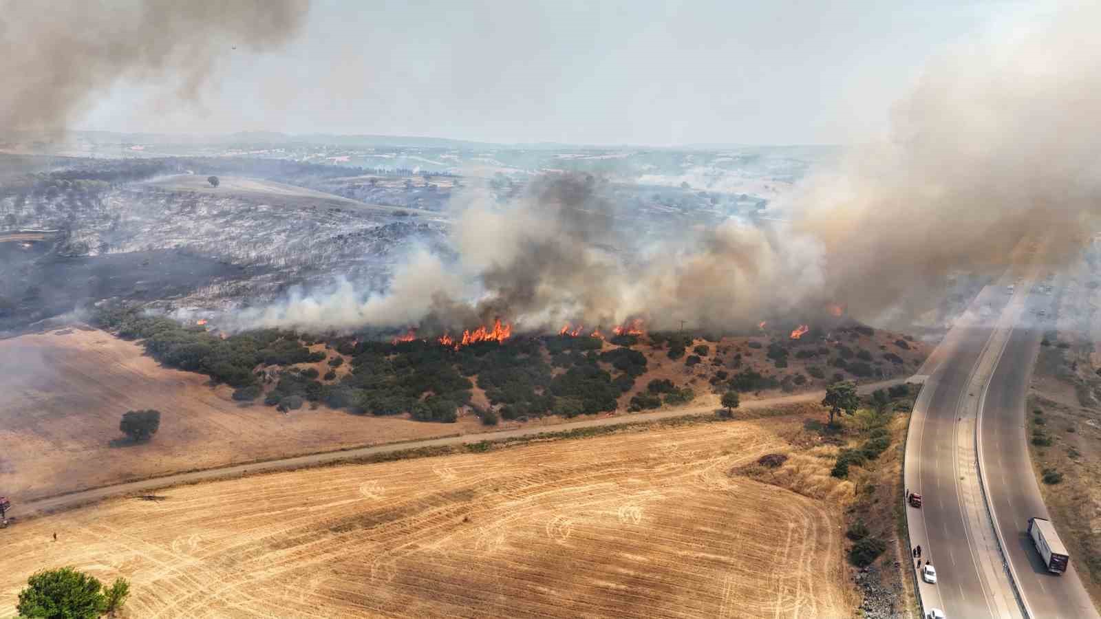 Ezine’de çıkan orman yangını dron ile görüntülendi