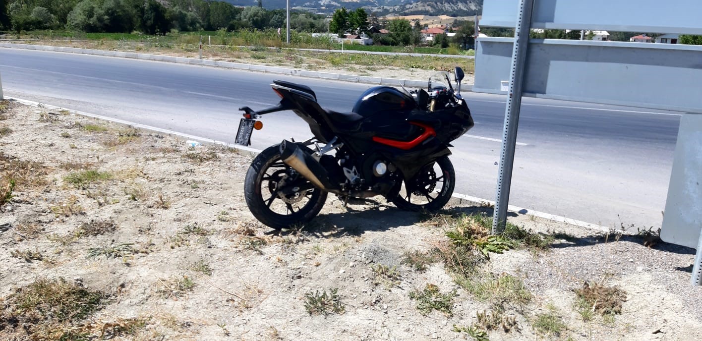 İlçe girişindeki kavşakta motosikletle otomobil çarpıştı: 2 yaralı
