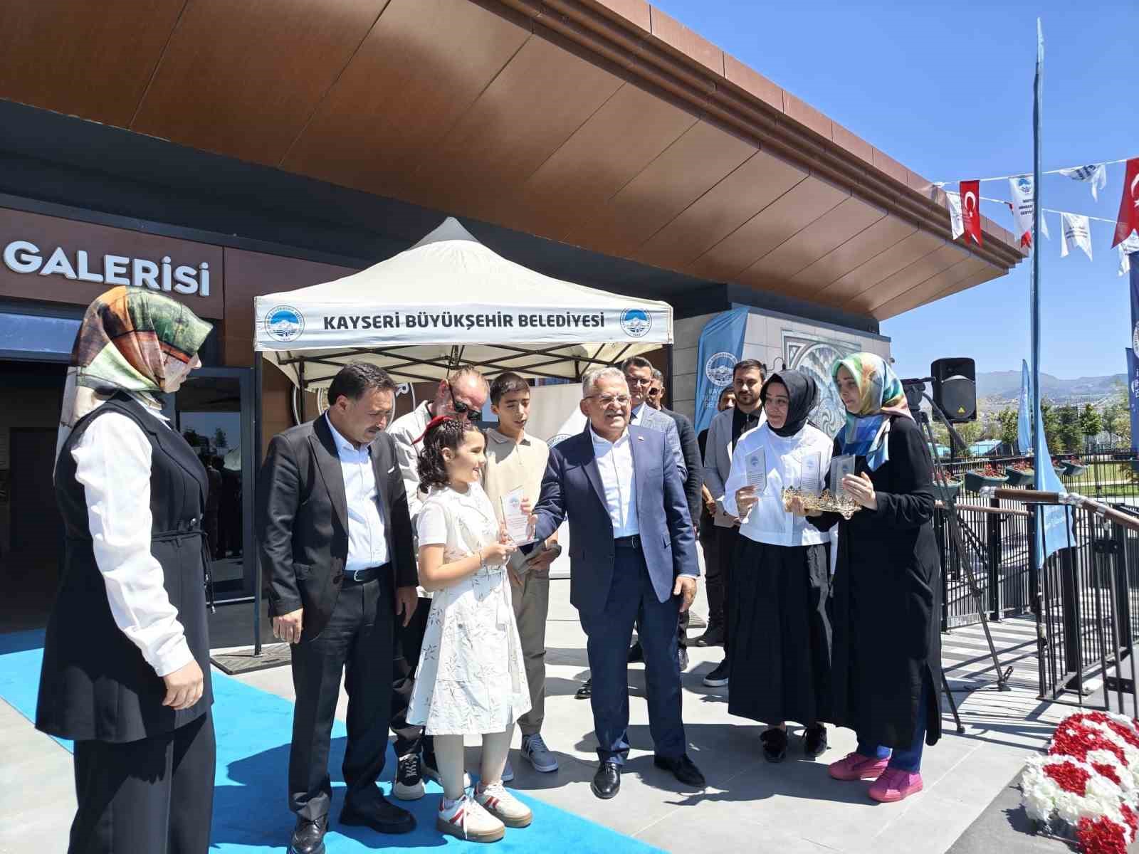 Bu sergide eserlerin kokusu misafirleri karşıladı
