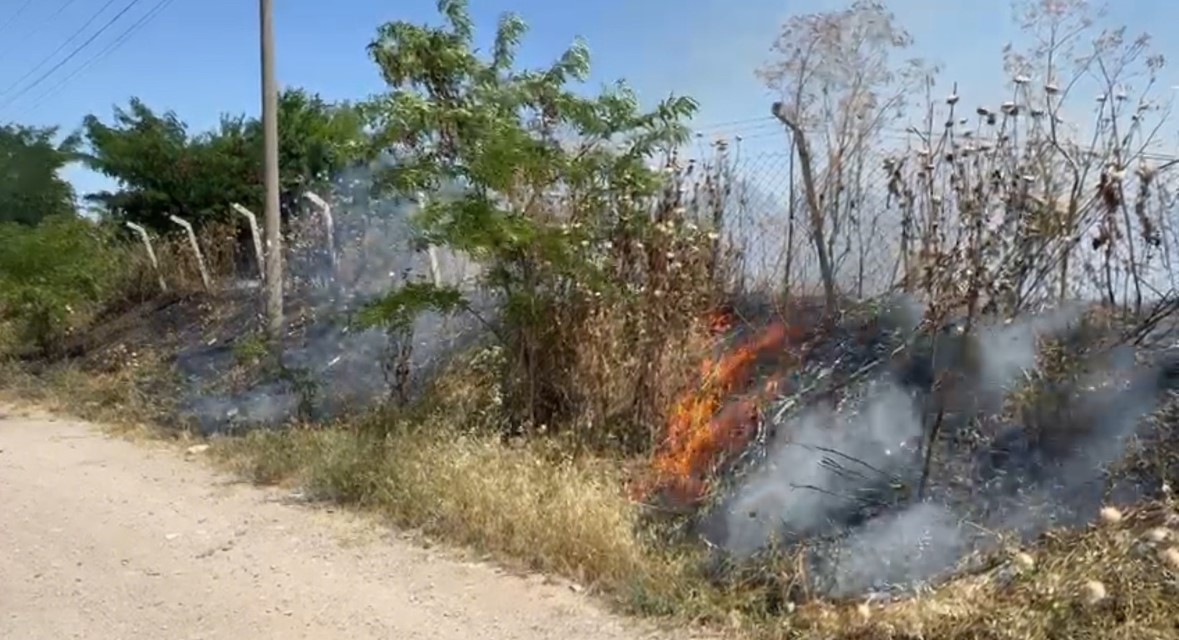 Gönen’de boş arazide çıkan yangın söndürüldü