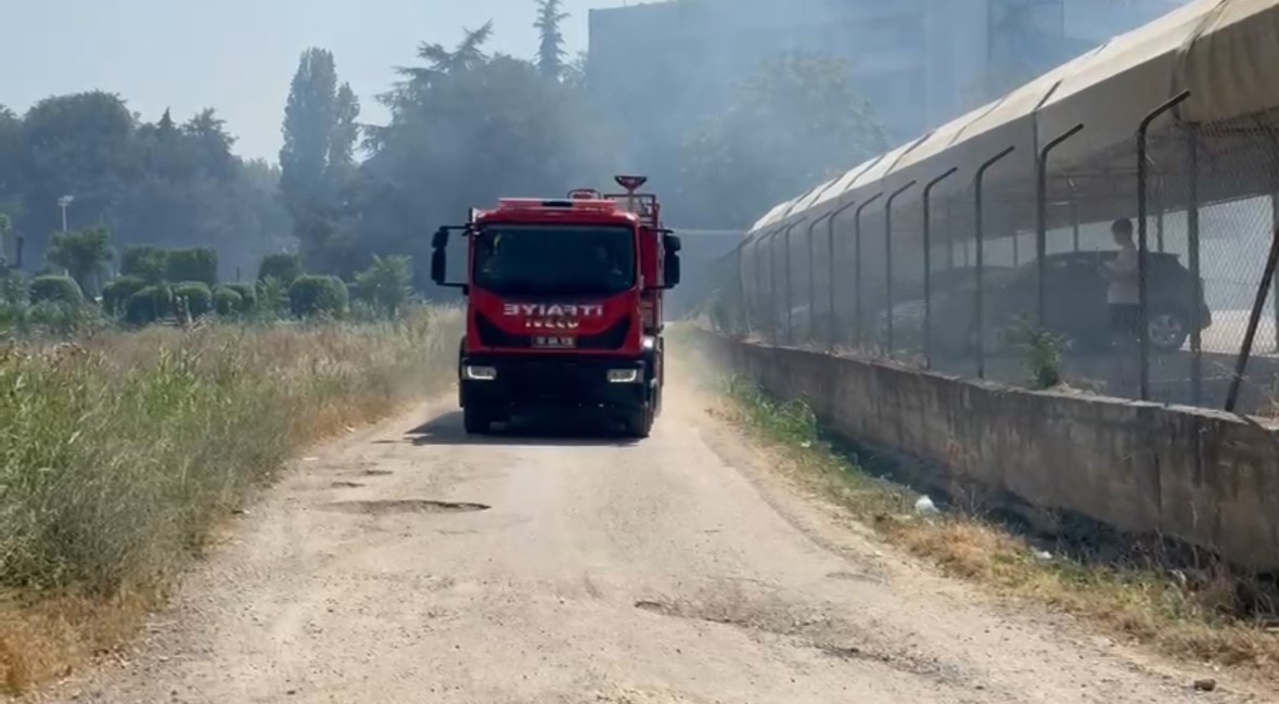 G&ouml;nen&rsquo;de boş arazide &ccedil;ıkan yangın s&ouml;nd&uuml;r&uuml;ld&uuml;
