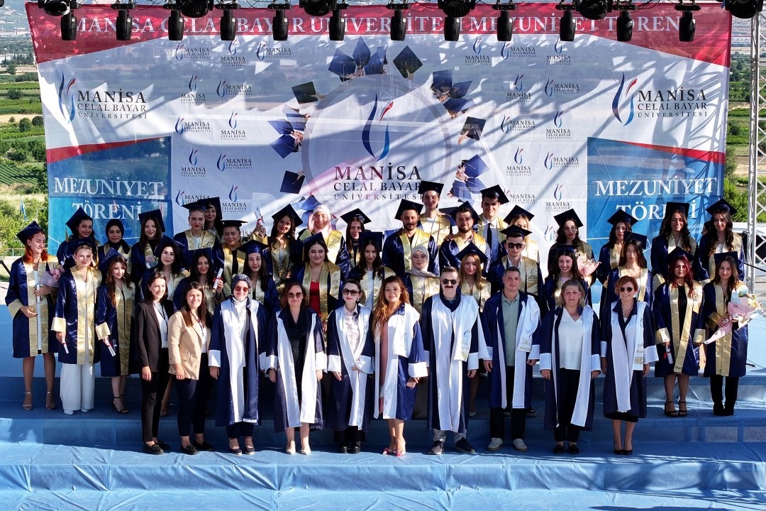 MCBÜ İletişim Fakülteli genç mezunlar hayata hazır