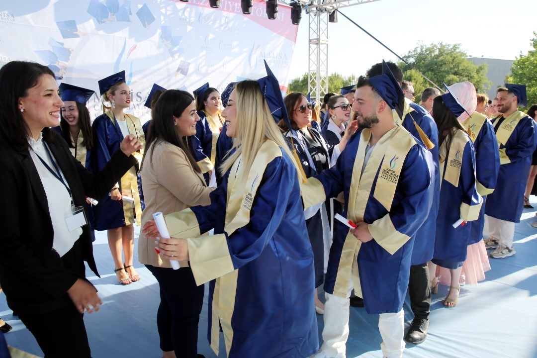 MCB&Uuml; İletişim Fak&uuml;lteli gen&ccedil; mezunlar hayata hazır
