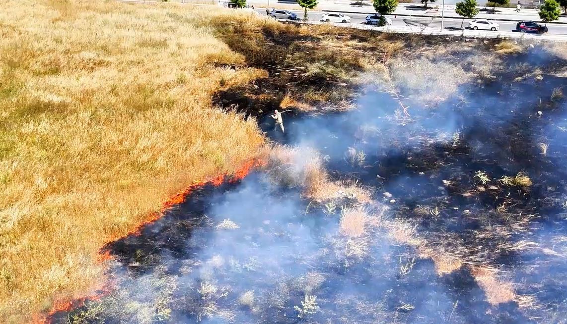 Küçükçekmece’de geniş otluk alanda çıkan yangın paniğe neden oldu
