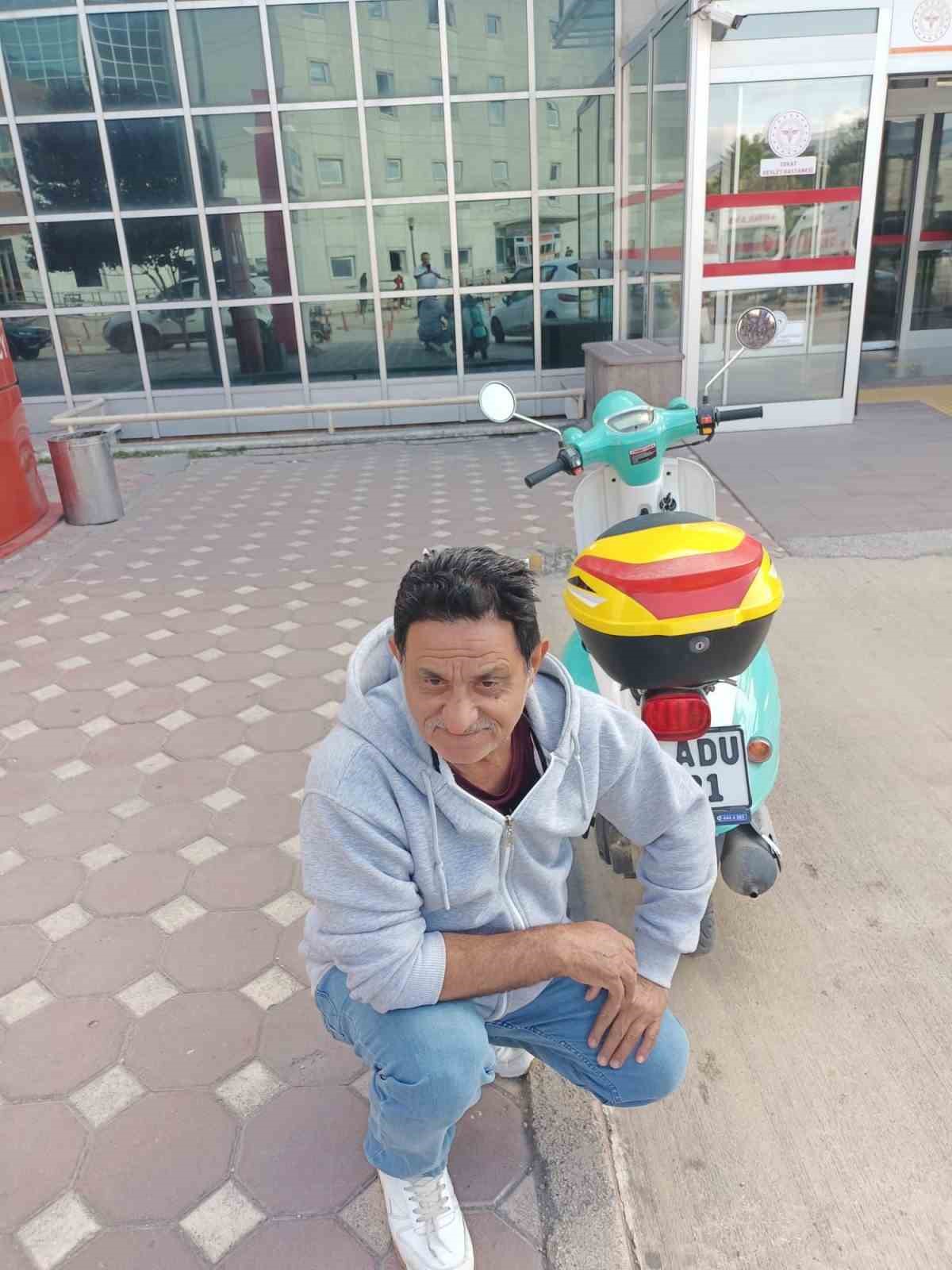 Yavru kargayı kurtarmak istedi, diğer karganın saldırısıyla hastanelik oldu