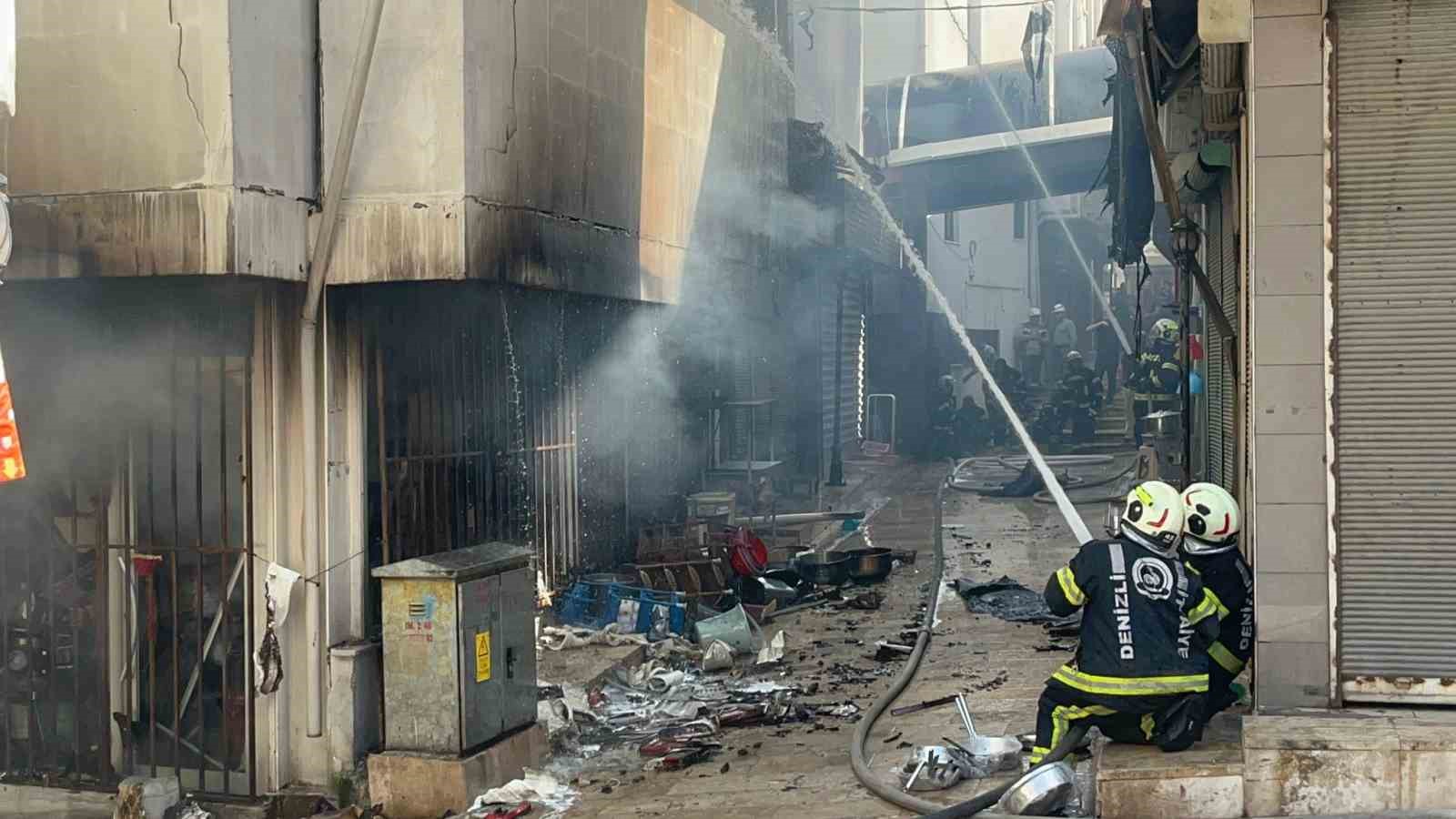 Tarihi &ccedil;arşıdaki yangında &ccedil;evre işyerleri tahliye edildi
