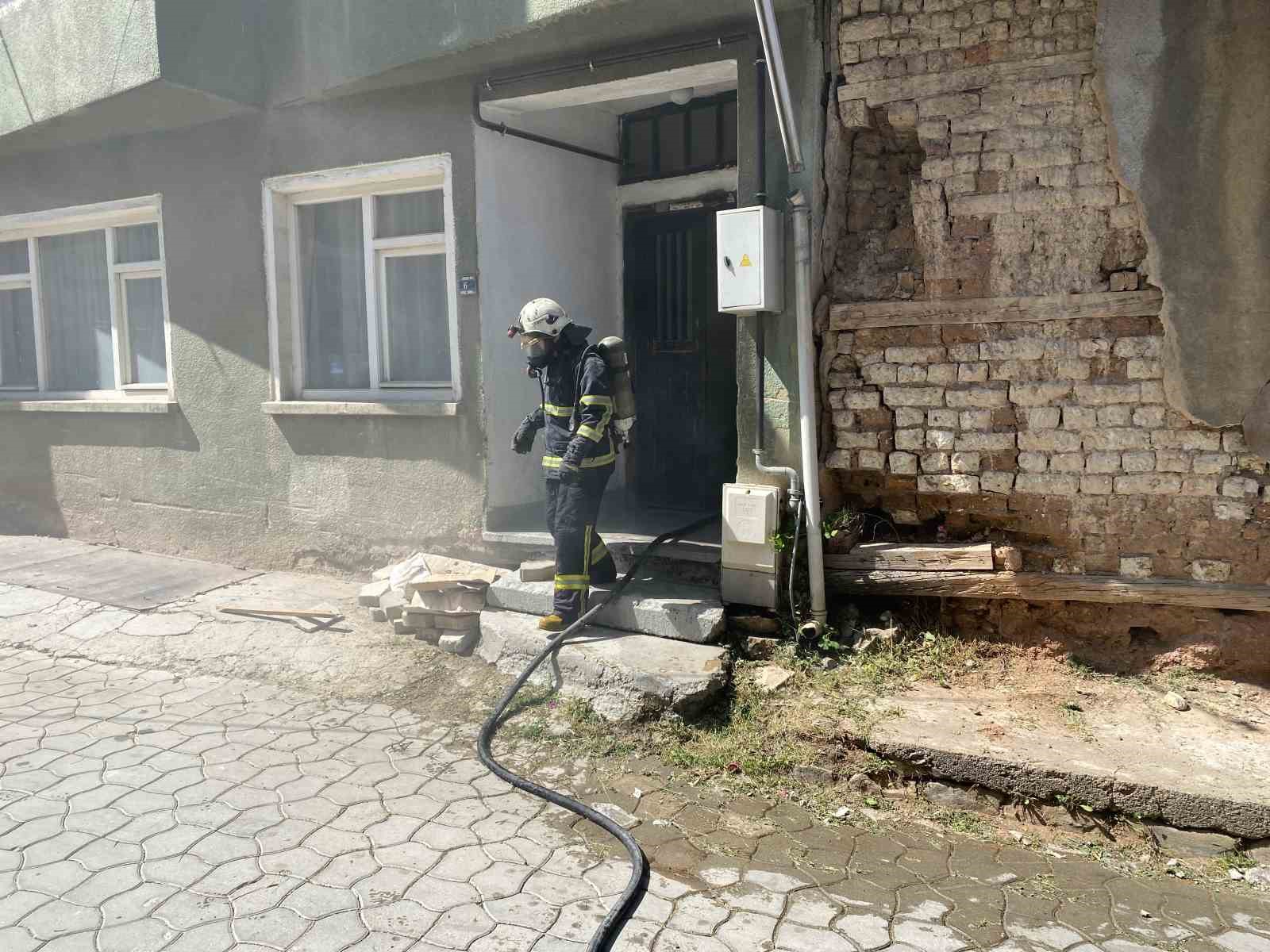 Binanın bodrum katında &ccedil;ıkan yangın s&ouml;nd&uuml;r&uuml;ld&uuml;
