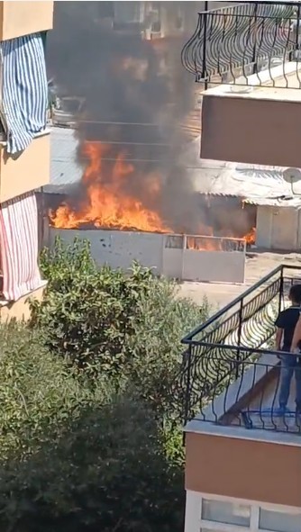 Hurda malzemelerden &ccedil;ıkan yangın 2 gecekonduyu k&uuml;le d&ouml;nd&uuml;rd&uuml;

