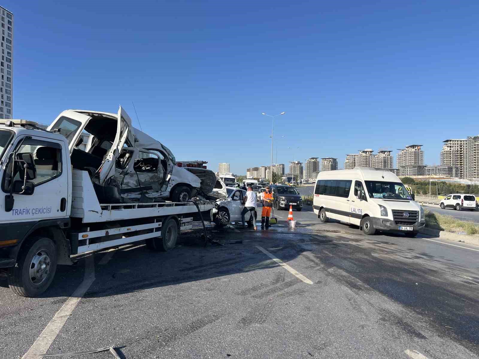 Başakşehir’de hafif ticari araç, karşı yöndeki otomobile çarptı: 1’i ağır 2 yaralı