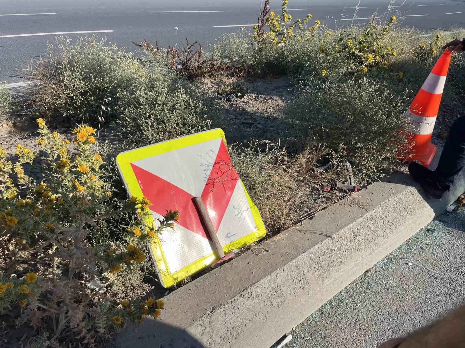 Başakşehir&rsquo;de hafif ticari ara&ccedil;, karşı y&ouml;ndeki otomobile &ccedil;arptı: 1&rsquo;i ağır 2 yaralı
