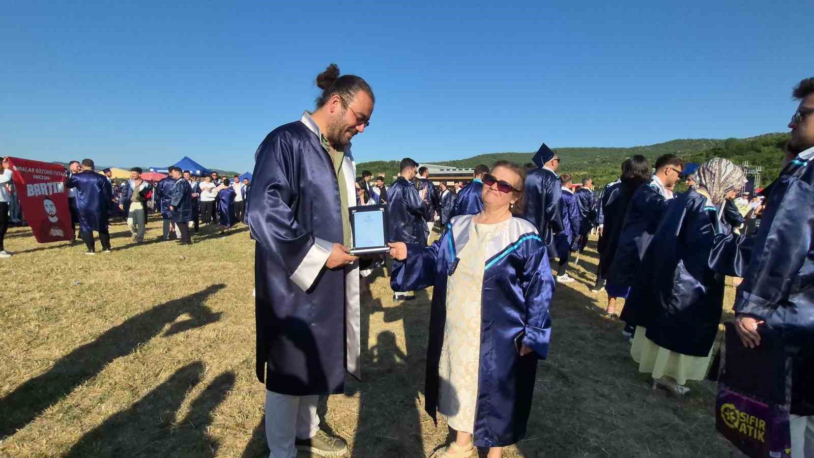 59 yaşındaki Hatice Gülbezer birincilikle üniversiteyi bitirdi