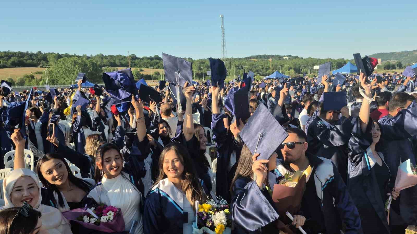 59 yaşındaki Hatice G&uuml;lbezer birincilikle &uuml;niversiteyi bitirdi
