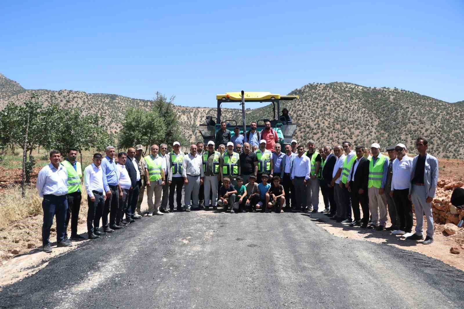 Eruh’taki grup köy yolu sıcak asfaltla buluşuyor