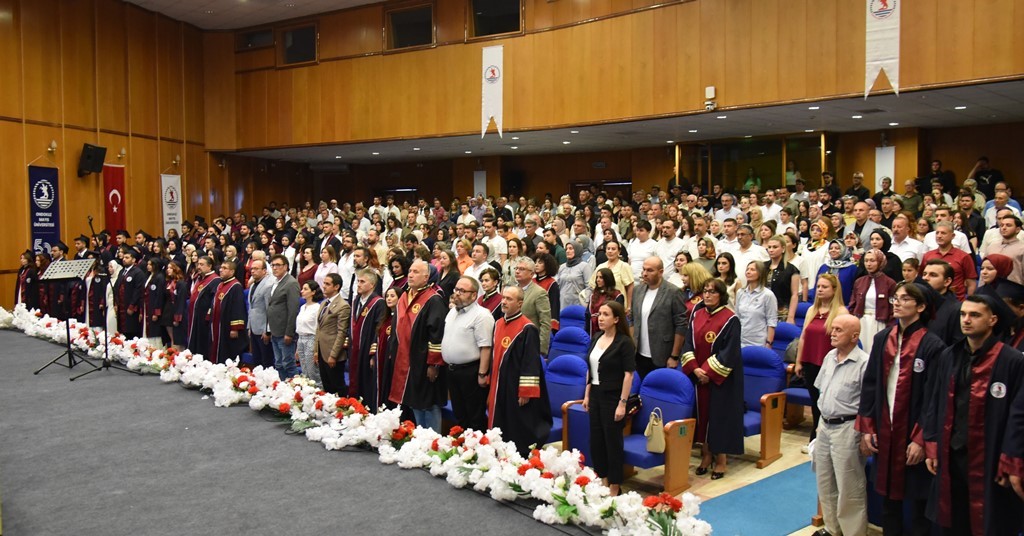 OMÜ Mimarlık öğrencilerinin mezuniyet heyecanı