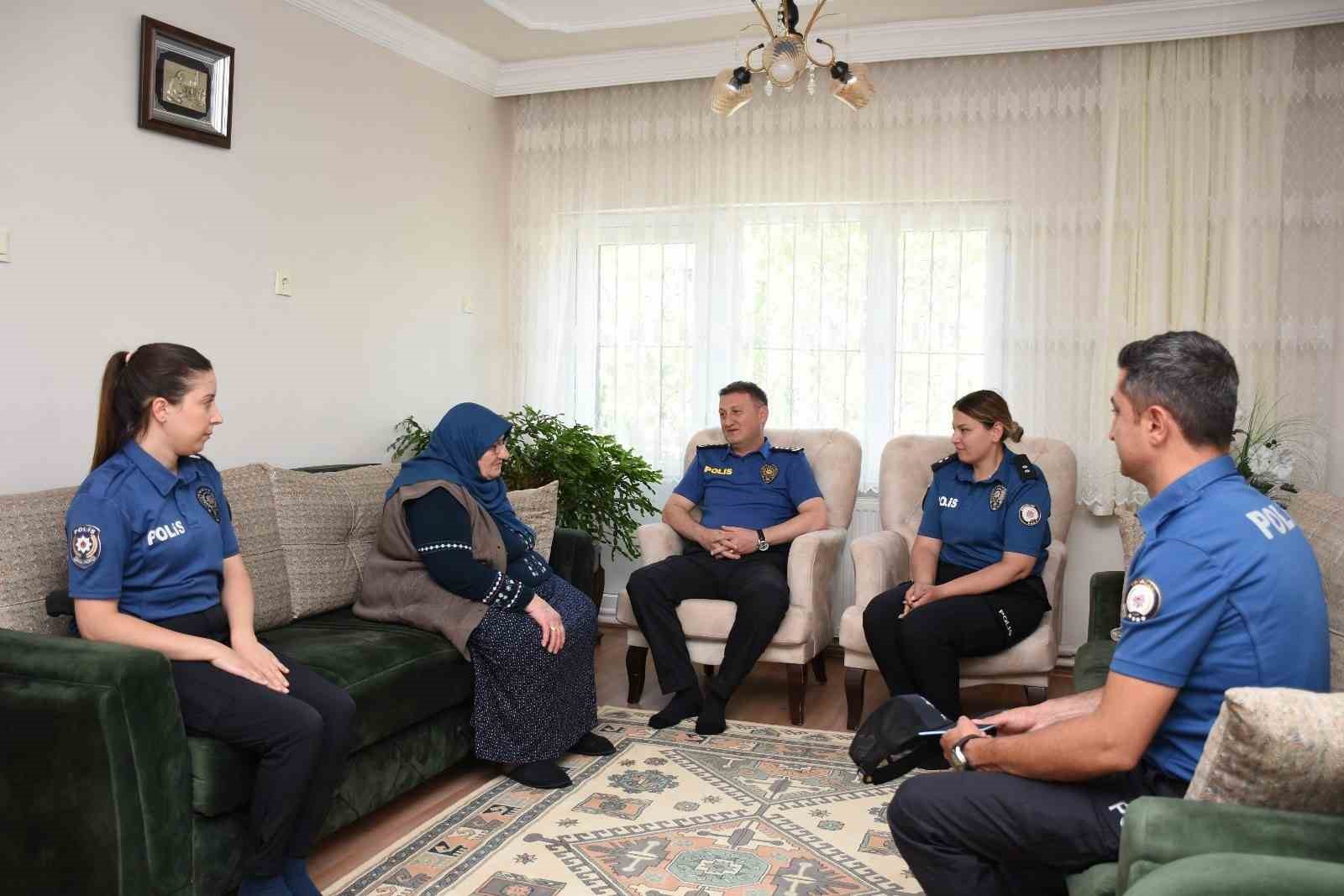 Emniyet Müdürü Baybaba, şehit annesini ziyaret etti
