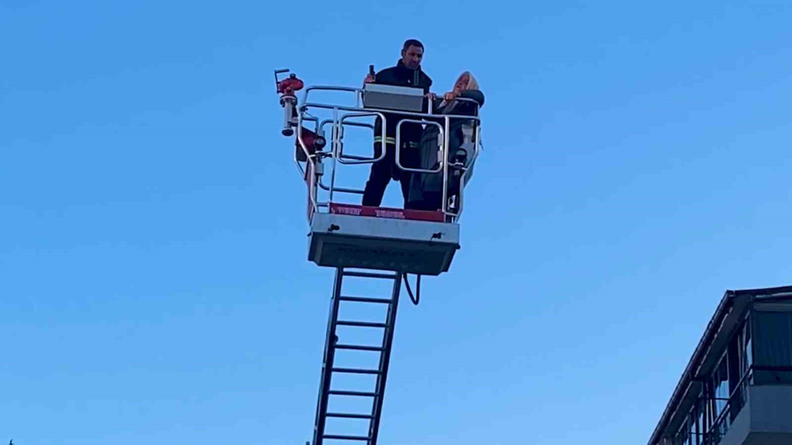 Şarja takılı telefon bataryası patladı, evde yangın çıktı: 8 kişi dumandan etkilendi