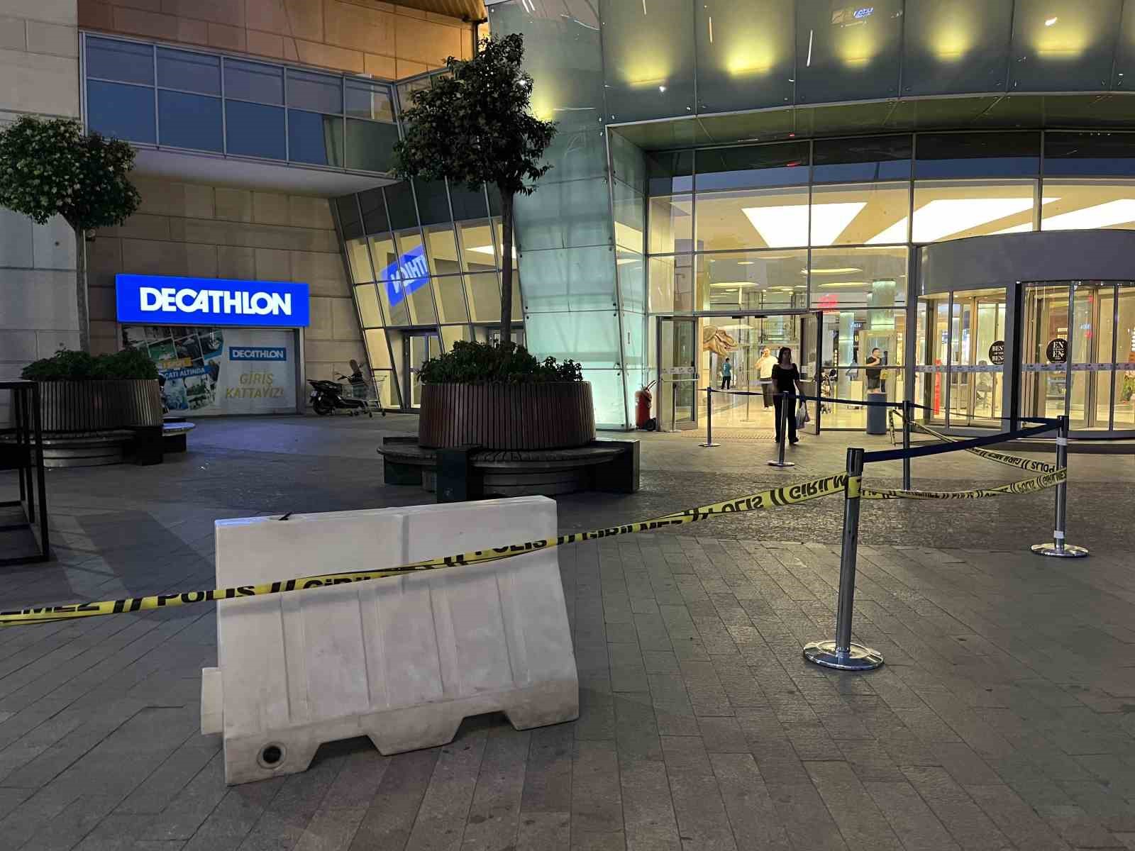 Başakşehir&rsquo;de alışveriş merkezi &ouml;n&uuml;nde silahlı saldırı: 1 yaralı
