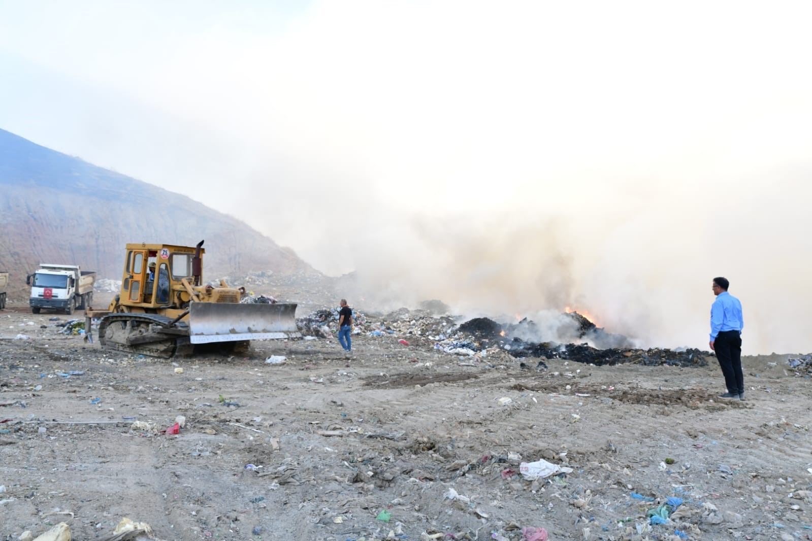 Alaşehir’de çöplük yangını: 1 itfaiye eri dumandan etkilendi