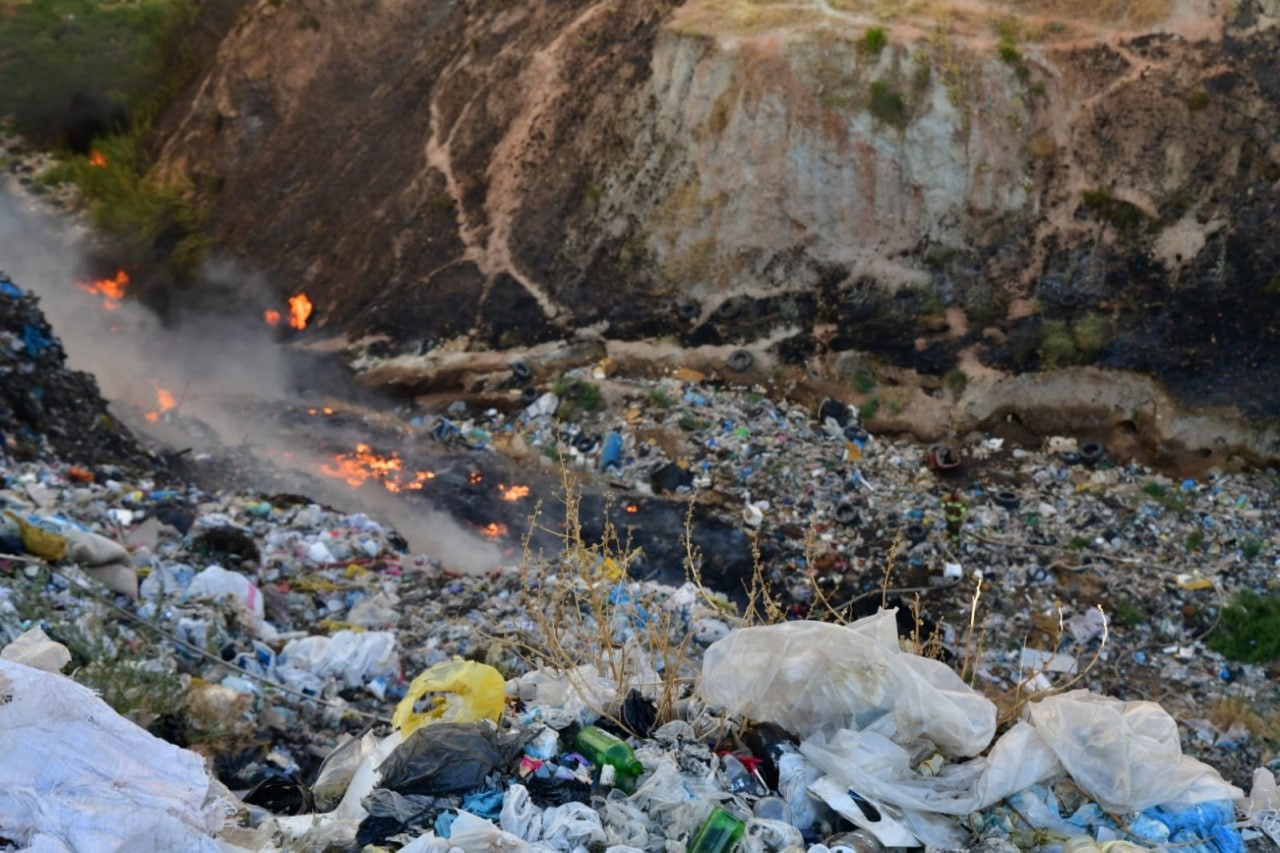 Alaşehir&rsquo;de &ccedil;&ouml;pl&uuml;k yangını: 1 itfaiye eri dumandan etkilendi
