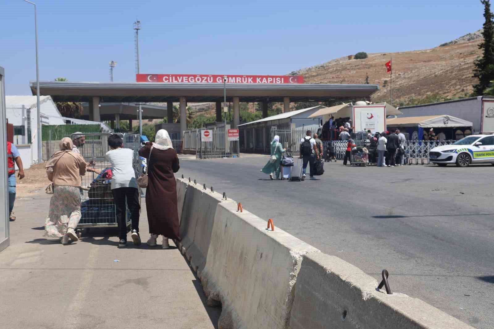 Evlatları karnelerini alan Suriyeli aileler &uuml;lkelerine d&ouml;n&uuml;yorlar
