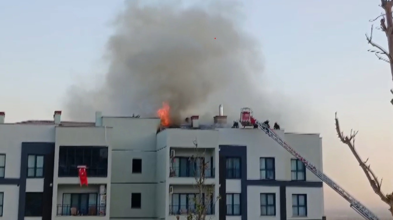 Apartmanın çatısında çıkan yangın paniğe neden oldu