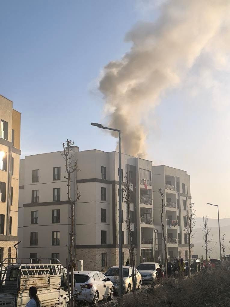 Apartmanın &ccedil;atısında &ccedil;ıkan yangın paniğe neden oldu
