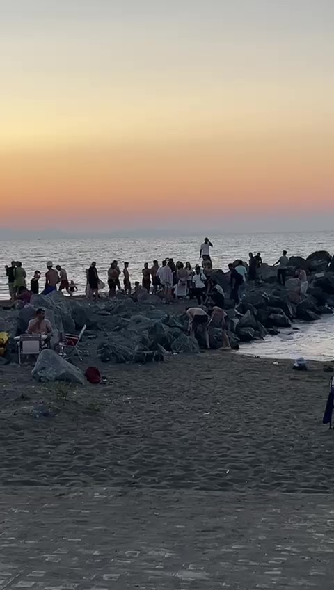 Denize atlarken kayalıklara &ccedil;akıldı
